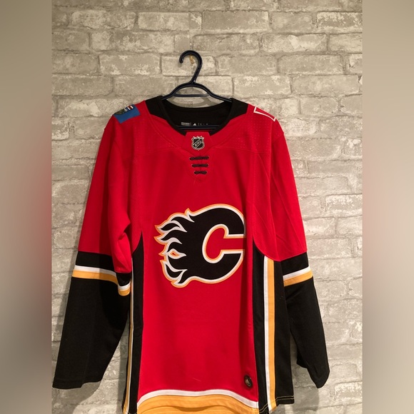 Calgary Flames 2017-2020 Adidas Home Jersey - Picture 1 of 3